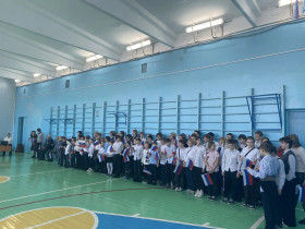 Торжественная линейка, посвященная месячнику "Гражданского и военно-патриотическому воспитанию".